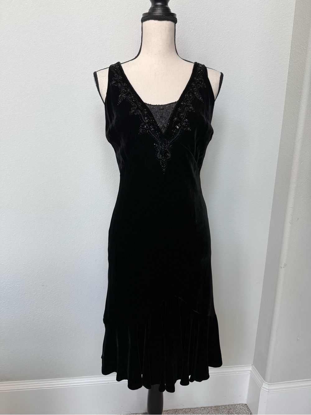Jones New York Black Velvet Beaded V-Neck Midi Cocktail Dress